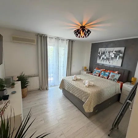 Nora Apartman *